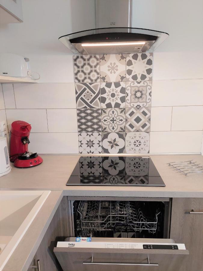 Le Pre Fleuri: New 3-Star Tourist Apartments with Private Parking Guillestre Exterior photo