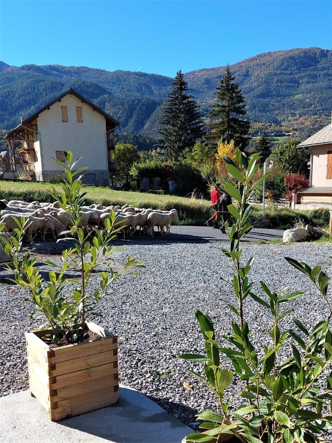 Le Pre Fleuri: New 3-Star Tourist Apartments with Private Parking Guillestre Exterior photo