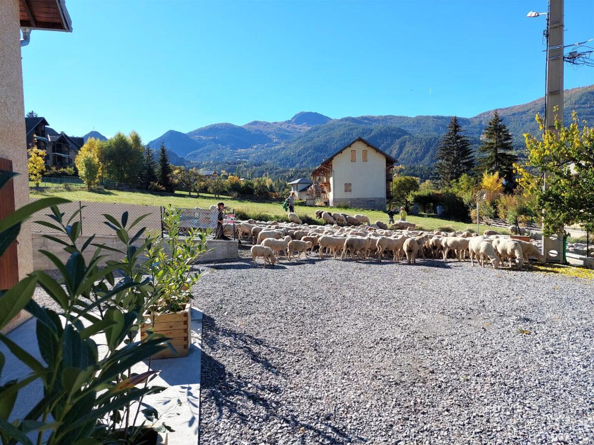 Le Pre Fleuri: New 3-Star Tourist Apartments with Private Parking Guillestre Exterior photo