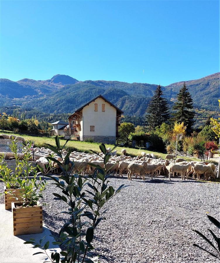 Le Pre Fleuri: New 3-Star Tourist Apartments with Private Parking Guillestre Exterior photo