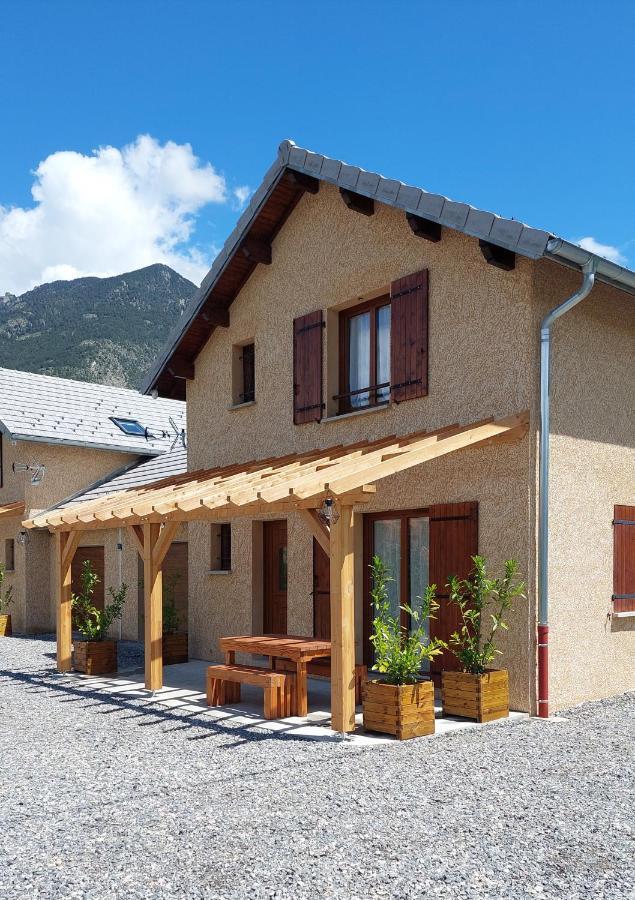 Le Pre Fleuri: New 3-Star Tourist Apartments with Private Parking Guillestre Exterior photo