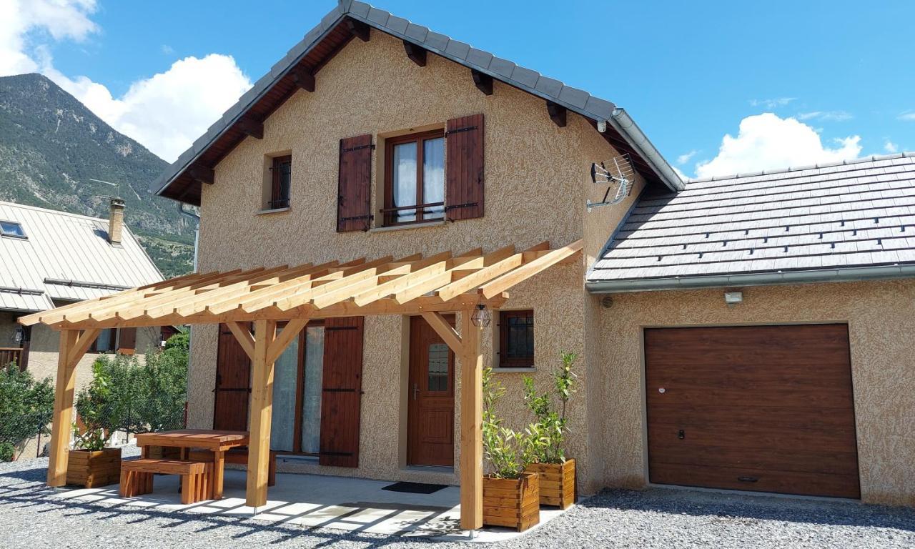 Le Pre Fleuri: New 3-Star Tourist Apartments with Private Parking Guillestre Exterior photo