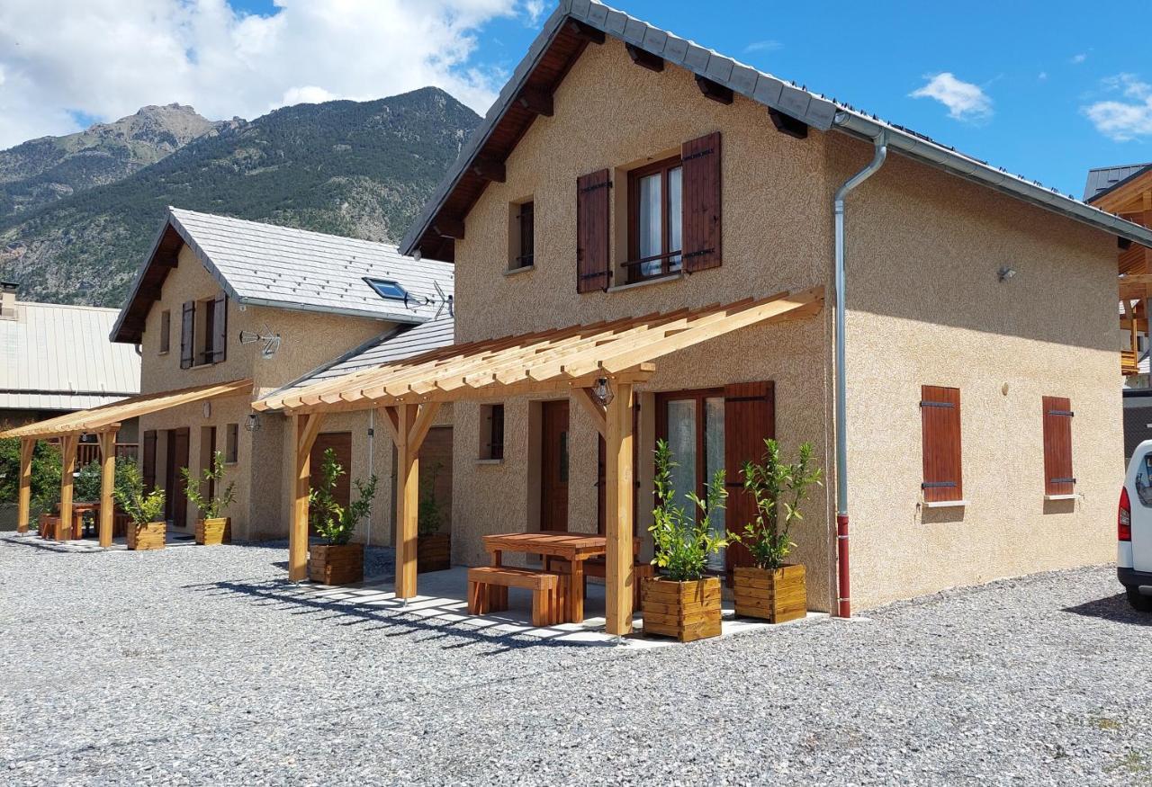 Le Pre Fleuri: New 3-Star Tourist Apartments with Private Parking Guillestre Exterior photo